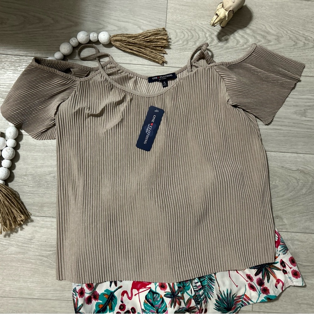 NWT One Clothing Cold Shoulder Top